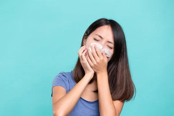 Asiatische Frau niest — Stockfoto