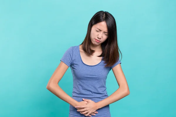 Mujer con dolor de estómago — Foto de Stock