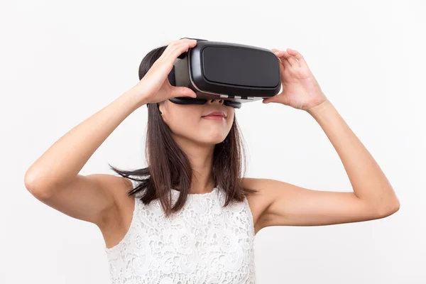 Mujer con auriculares de realidad virtual —  Fotos de Stock