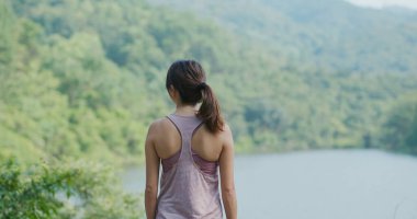 Dışarıdaki parkta kadın esintisi.