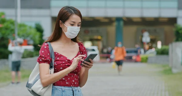 Vrouw Draagt Gezichtsmasker Het Gebruik Van Smartphone Het Park — Stockfoto