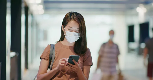 Žena Nosí Masku Obličeje Používání Chytrého Telefonu Přírodě — Stock fotografie