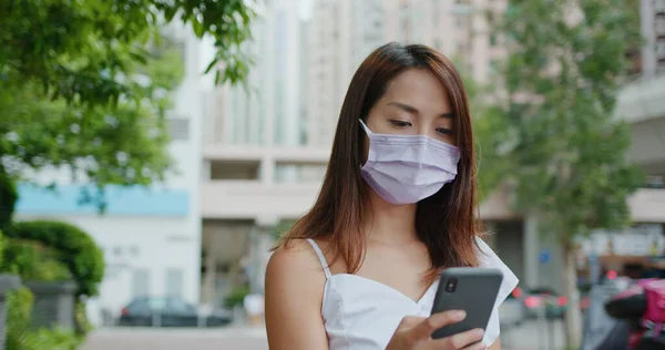 Žena Nosí Masku Obličeje Používání Mobilního Telefonu Ulici — Stock fotografie