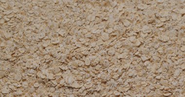 Kahvaltı için bir yığın yulaf ezmesi.