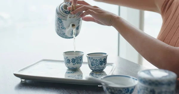 自宅で中国茶を提供する女性 — ストック写真