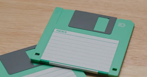 Zwei Grüne Disketten Auf Dem Tisch — Stockfoto