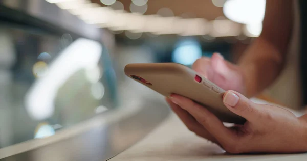 Woman Use Mobile Phone Outdoor — Stock Photo, Image