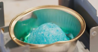 Yemek pişirmek için katı alkol yakıcı.