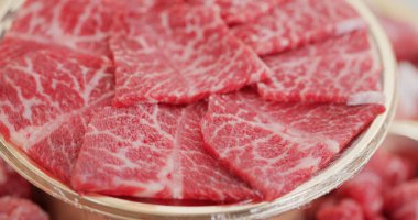 Çiğ et ve domuz eti.