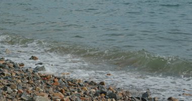 Kayanın üzerinde deniz dalgası