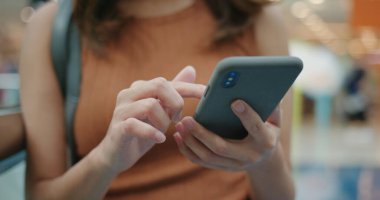 Alışveriş merkezinde kadın cep telefonu kullanımı