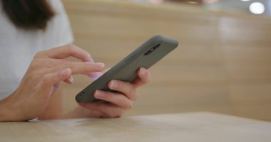 Restoranda kadın cep telefonu kullanımı