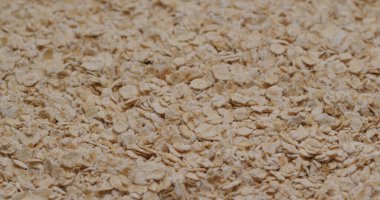 Kahvaltı için bir yığın yulaf ezmesi.