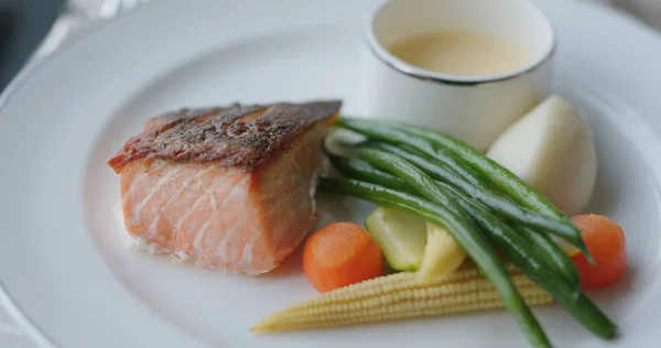 Salmão Crocante Com Legumes Purê Batata — Fotografia de Stock