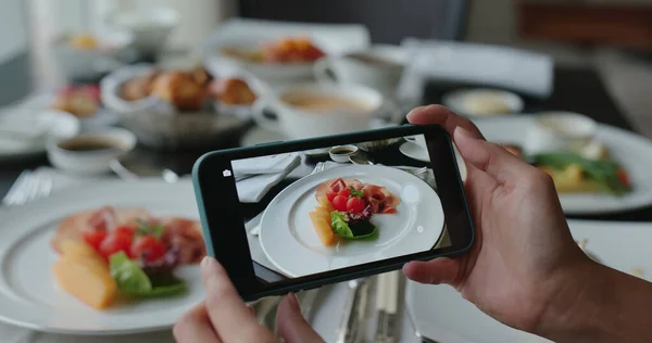 Женщина Использует Мобильный Телефон Сфотографировать Посуду — стоковое фото