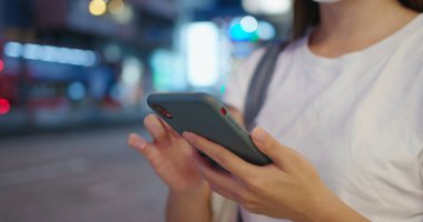 Geceleri kadın cep telefonu kullanıyor.