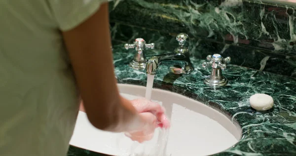 Mujer Lavarse Mano Baño —  Fotos de Stock