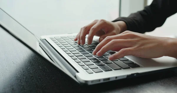 Donna Lavoro Sul Computer Portatile — Foto Stock