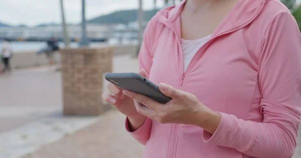 Mujer Uso Teléfono Móvil Aire Libre —  Fotos de Stock