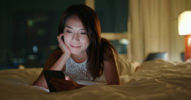 Gece kadın cep telefonu kullanımı