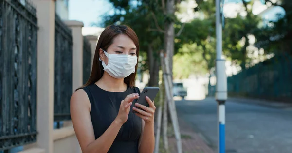 Donna Indossare Maschera Facciale Uso Del Telefono Cellulare Strada Città — Foto Stock