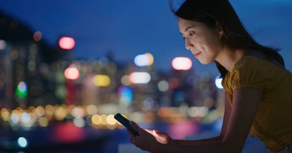 Frau Nutzt Handy Nachts Der Stadt — Stockfoto