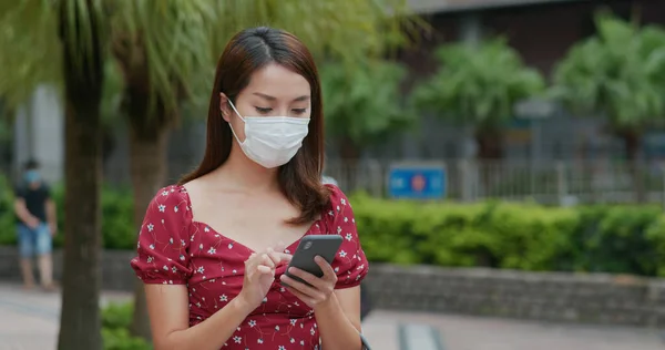 Žena Nosí Masku Používá Mobilní Telefon Parku — Stock fotografie