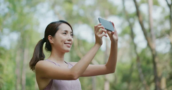 Mujer Tomar Una Foto Teléfono Celular Parque —  Fotos de Stock