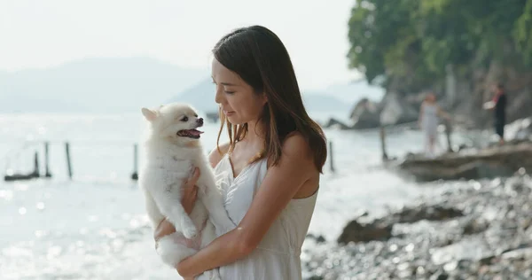 Mulher Segurar Com Pomeranian Andar Mar — Fotografia de Stock