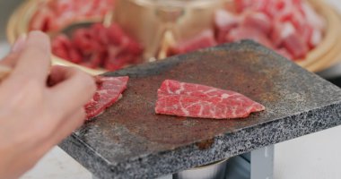 Kaya taşında et ve ızgara. 