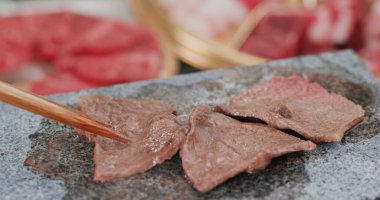 Sıcak taşta ızgara biftek.