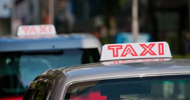 Şehir caddesinde taksi kuyruğu var.