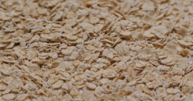 Kahvaltı için bir yığın yulaf ezmesi.