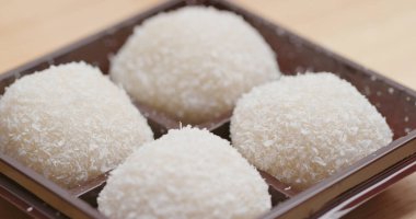 Beyaz mochi, geleneksel Çin tatlısı.