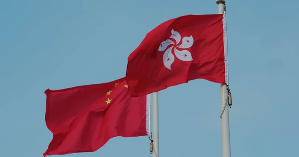 Flagge Von China Und Hongkong Weht Mit Blauem Himmel — Stockfoto