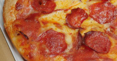 Sıcak biberli pizza, yakın çekim.