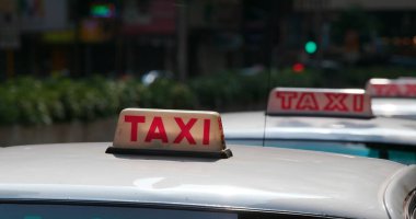 Taksi İşareti kırmızı renkte, şehirde hareket ediyor