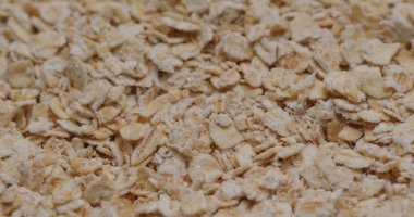 Kahvaltı için bir yığın yulaf ezmesi.