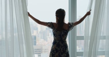 Sabah perdeyi açan kadın. 