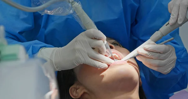 Kobieta Poddana Zabiegowi Skalowania Zębów — Zdjęcie stockowe