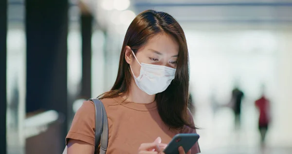 Vrouw Draagt Gezichtsmasker Het Gebruik Van Smart Phone Buitenlucht — Stockfoto