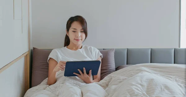 Mujer Uso Tabletas Cama —  Fotos de Stock