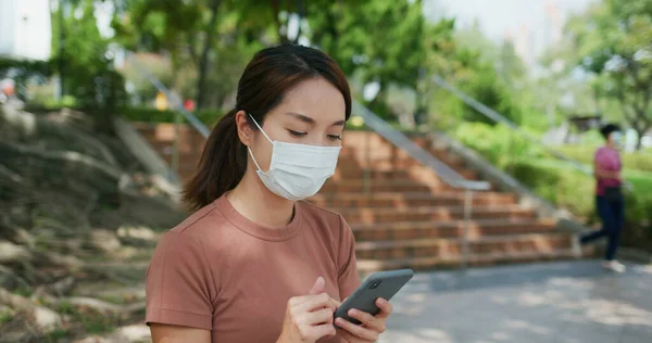 Žena Nosí Masku Obličeje Používání Chytrého Telefonu Přírodě — Stock fotografie