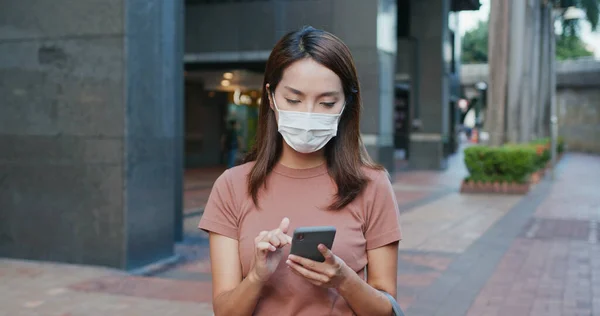 Žena Nosí Masku Obličeje Používání Chytrého Telefonu Přírodě — Stock fotografie