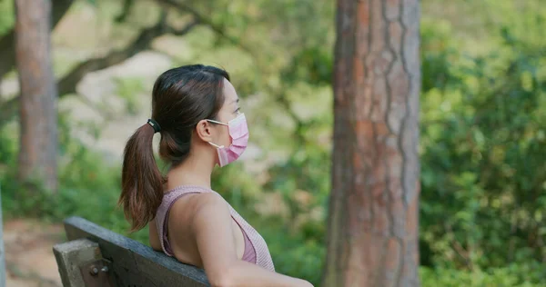 Kvinna Bära Ansiktsmask Och Besöka Country Park — Stockfoto