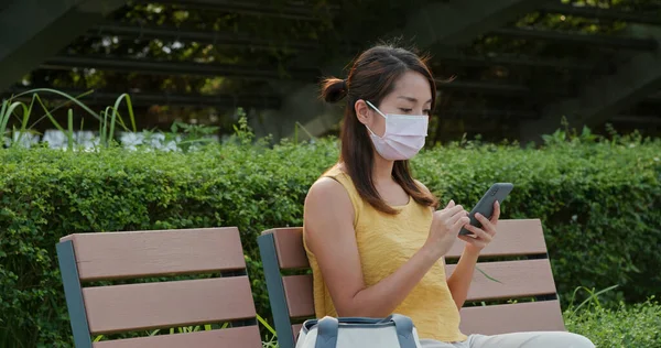 Žena Nosí Masku Používá Mobilní Telefon — Stock fotografie