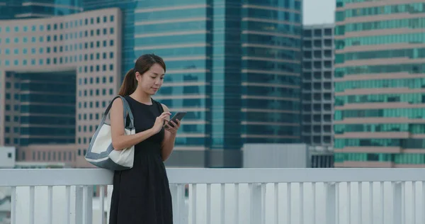 商业女性在办公大楼背景下使用智能手机 — 图库照片