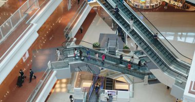 Kowloon Tong, Hong Kong 07 Eylül 2020: Salgın sırasında yüz maskesi takan ziyaretçilerle alışveriş merkezi