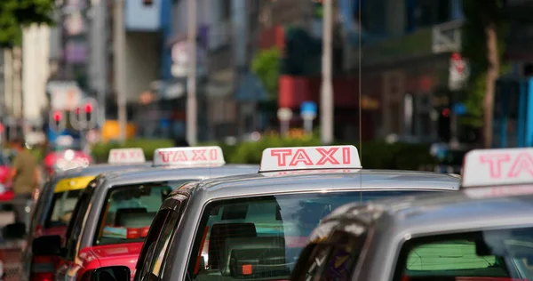 Táxi Entrar Cor Vermelha Movendo Cidade — Fotografia de Stock