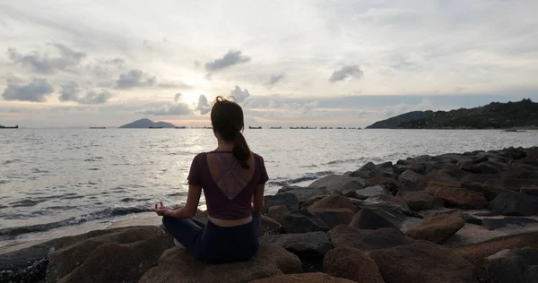 Kvinde Gør Yoga Sidde Ved Havet - Stock-foto